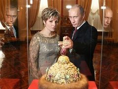 Директор музеев Московского Кремля Елена Гагарина и Владимир Путин осматривают экспозицию. Фото AFP Директор музеев Московского Кремля Елена Гагарина и Владимир Путин осматривают экспозицию. Фото AFP