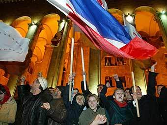 Ночная акция грузинской оппозиции. Архивное фото ©AFP.