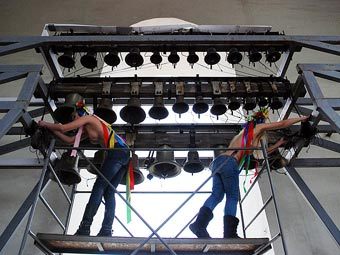  FEMEN  .     "."