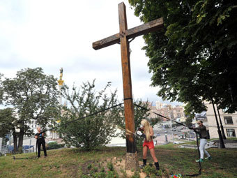  Femen   17  2012 .  ©AFP