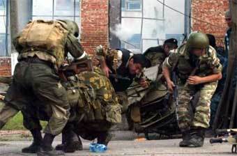 Войска спецназа у школы в Беслане. Фото Reuters, 3 сентября 2004 года